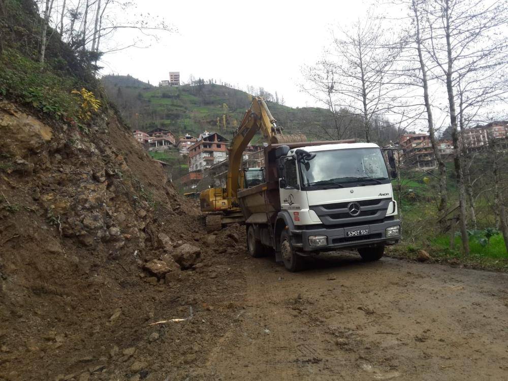 Rize'de sağanak sel ve heyelana yol açtı, yollar kapandı 6